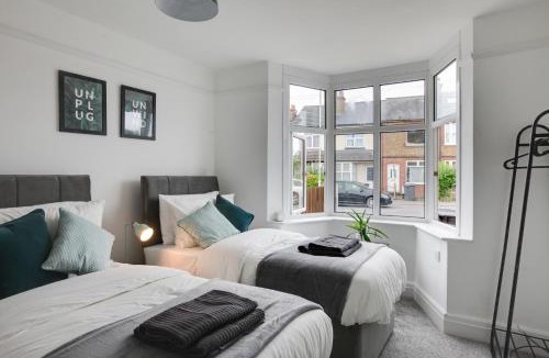 Chelmsford House | Spacious Three Bedroom House - Free Parking & Wifi