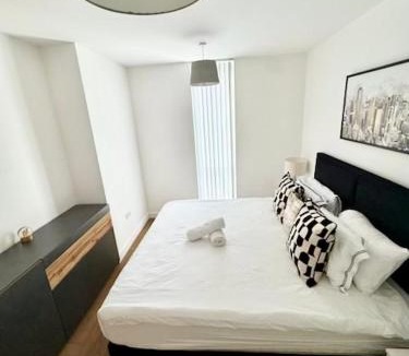 Bracknell Apartment | Spacious Urban Gem Apartment with parking