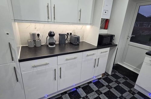 Slough House | Spacious Windsor House 5B - 4 En-Suites -Sleeps 10