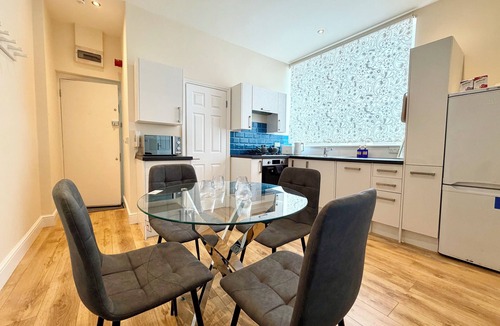 St. Leonard's Apartment | Split Level 2 Double Bedroom Apartment next to Streatham Station