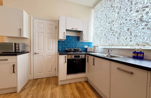 St. Leonard's Apartment | Split Level 2 Double Bedroom Apartment next to Streatham Station