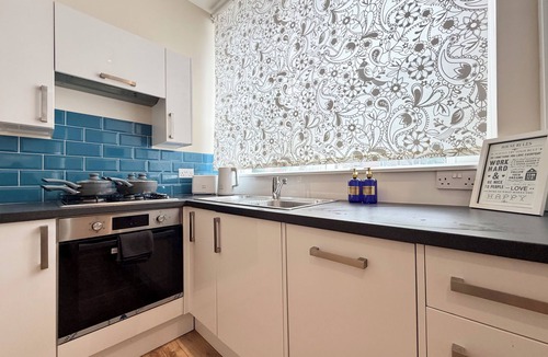St. Leonard's Apartment | Split Level 2 Double Bedroom Apartment next to Streatham Station