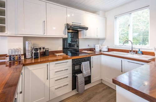 South Cerney House | Spring Lake 14, Lakeside Retreat - Waterside Lodge, Watersports, Sleeps 6