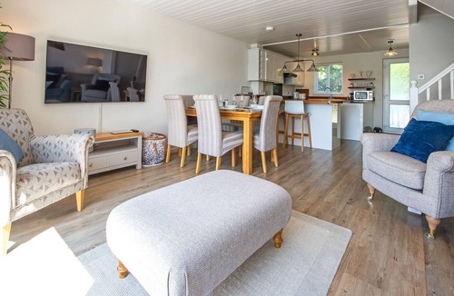 South Cerney House | Spring Lake 14, Lakeside Retreat - Waterside Lodge, Watersports, Sleeps 6