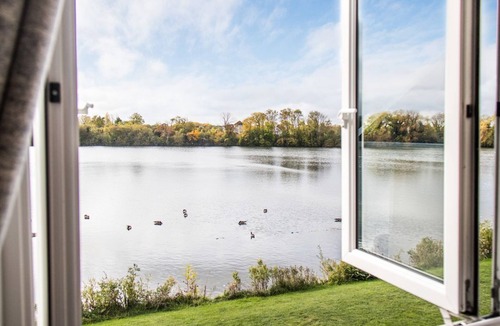 South Cerney House | Spring Lake 14, Lakeside Retreat - Waterside Lodge, Watersports, Sleeps 6