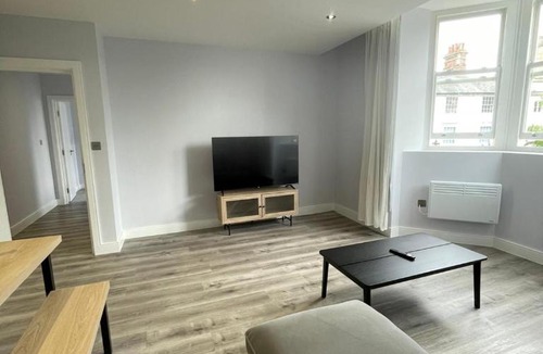 Abingdon Apartment | Square Flat - En-Suites - Luxury - 6 Guests