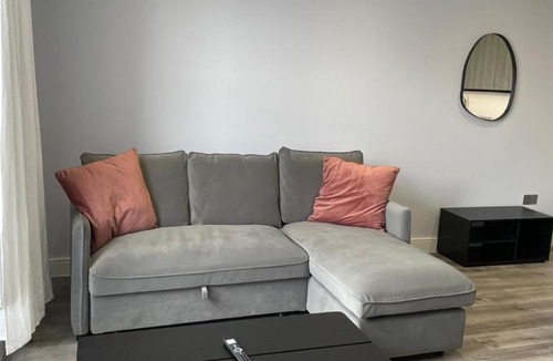 Abingdon Apartment | Square Flat - En-Suites - Luxury - 6 Guests
