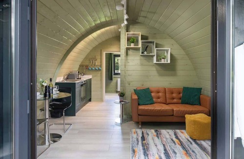 Malmesbury Cabin | Squirrels Drey
