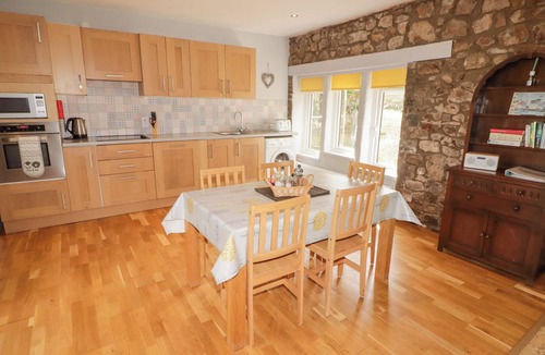 Templeton House | STABLE COTTAGE, NARBERTH, pet friendly, with a garden in Narberth