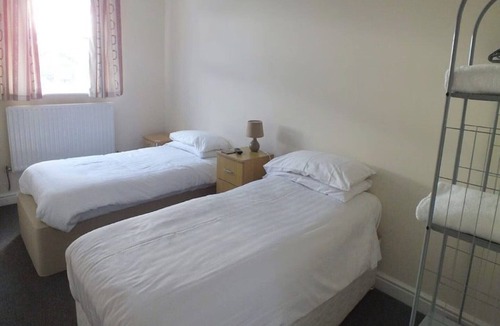 Manchester Apartment | Standard Triple Room - Shared