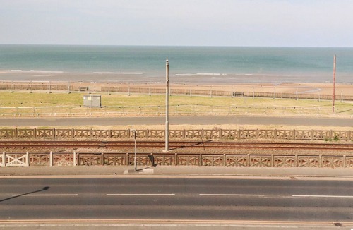 Bispham Apartment | STARLIGHT SUITE, country holiday cottage in Bispham
