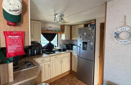Clacton-on-Sea House | Static Caravan Sleeps 8 with Indoor Pool