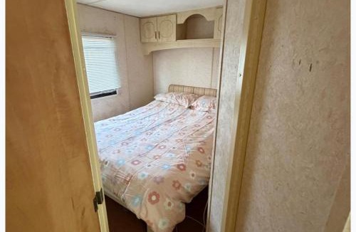 Clacton-on-Sea House | Static Caravan Sleeps 8 with Indoor Pool