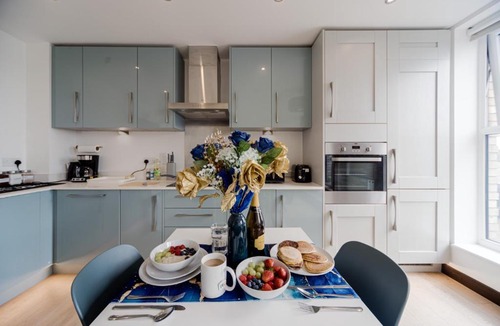 Dartford Apartment | Step Free 2 Bed 2 bath Oasis Flat Close to David Lloyd Gym with Fully Equipped Kitchen& Parking in Dartford Mins from station and 45 mins into Central London