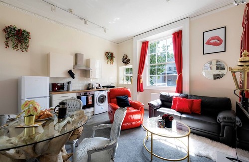 Cotham Apartment | STR8BS8 Banksy 2-Bedroom Apartment, Clifton, Parking & Garden