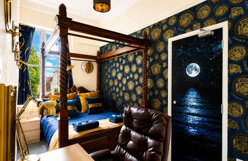 Cotham Apartment | STR8BS8 Banksy 2-Bedroom Apartment, Clifton, Parking & Garden