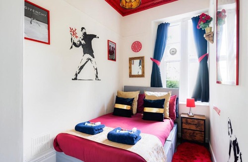 Cotham Apartment | STR8BS8 Banksy 2-Bedroom Apartment, Clifton, Parking & Garden