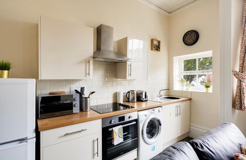 Cotham Apartment | STR8BS8 Banksy 2-Bedroom Apartment, Clifton, Parking & Garden