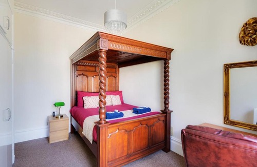 Cotham Apartment | STR8BS8 Georgian 2-Bedroom Apartment, Clifton, Parking & Garden