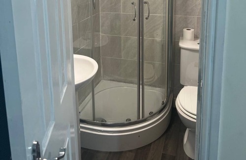 Forest Fields Apartment | Studio Flat 7, Private Shower & WC With Kitchenette