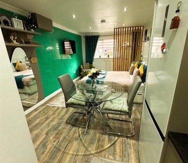 Broadheath Apartment | Studio Flat