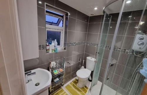 Heston Central Apartment | Studio flat, Heathrow, Free parking, Netflix