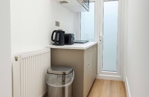 Harlesden Apartment | Studio Flat with Private Bathroom & Kitchenette