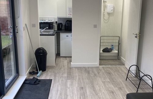 Ebbsfleet Valley Apartment | Studio home by the lake!