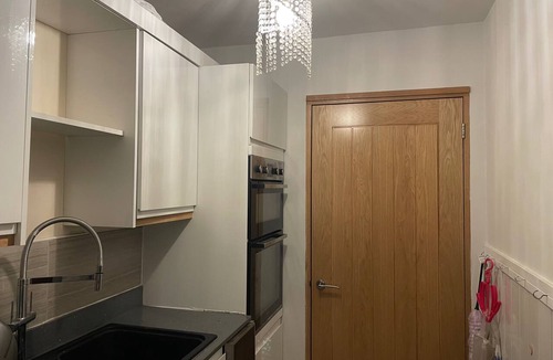 Cleedownton Apartment | Studio-LickeyHills-NearAttractions-Garden-1 Pet Ok