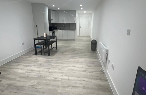Hounslow Central Apartment | Studio Near Heathrow & Tube | Hounslow High Street