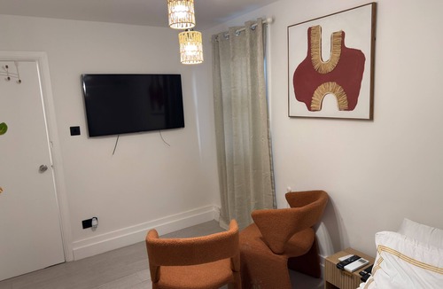 Selhurst Apartment | Studio - Sleeps 2 & Free Parking
