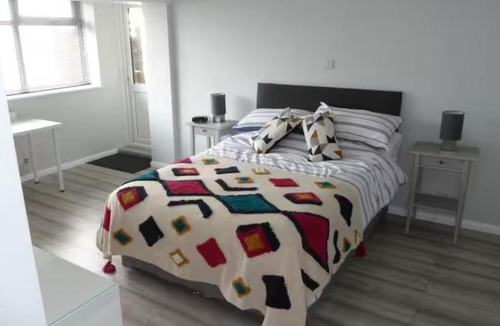 Felpham Apartment | Studio Sleeps 2 - Pets Welcome - Enclosed Garden