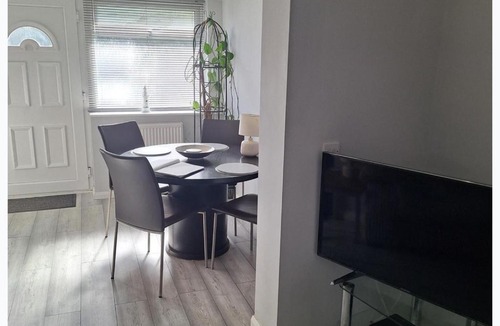 Felpham Apartment | Studio Sleeps 2 - Pets Welcome - Enclosed Garden