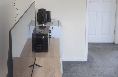 Saltash Apartment | Studio Sleeps 2 - Shared Garden - Free Parking