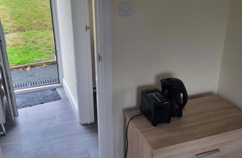 Saltash Apartment | Studio Sleeps 2 - Shared Garden - Free Parking