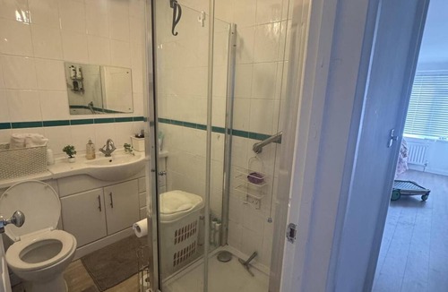 East Dunstable Apartment | Studio - Sleeps 2 - Wifi - Parking