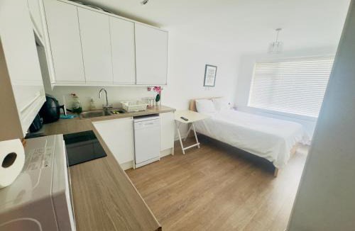 East Dunstable Apartment | Studio - Sleeps 2 - Wifi - Parking