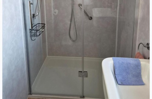 Woking Apartment | Studio Sleeps 2 with Free Parking and Garden