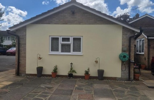 Woking Apartment | Studio Sleeps 2 with Free Parking and Garden