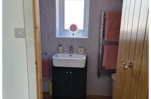 Woking Apartment | Studio Sleeps 2 with Free Parking and Garden