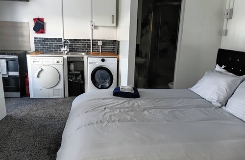 Oldbury Apartment | Studio Sleeps 2 With Parking