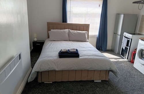 Oldbury Apartment | Studio Sleeps 2 With Parking