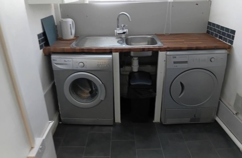 Oldbury Apartment | Studio Sleeps 2 With Parking