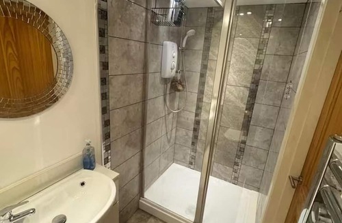 Littleover Apartment | Studio Sleeps 2 With Parking