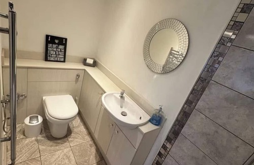 Littleover Apartment | Studio Sleeps 2 With Parking