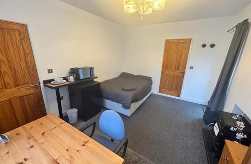 Littleover Apartment | Studio Sleeps 2 With Parking