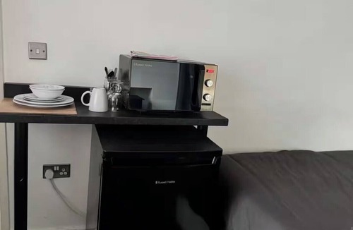 Littleover Apartment | Studio Sleeps 2 With Parking