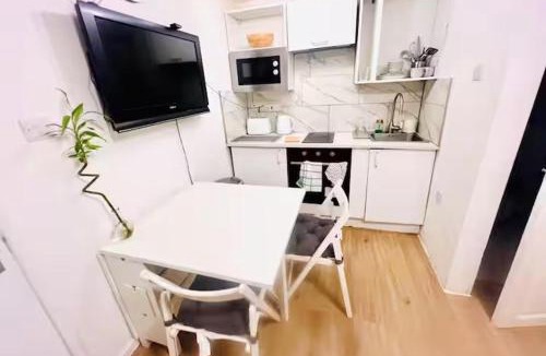 Stratford Apartment | Studio Sleeps 2 with Shared Hot Tub