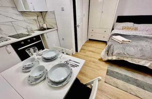 Stratford Apartment | Studio Sleeps 2 with Shared Hot Tub
