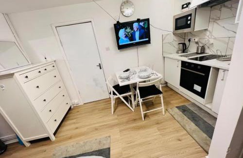 Stratford Apartment | Studio Sleeps 2 with Shared Hot Tub